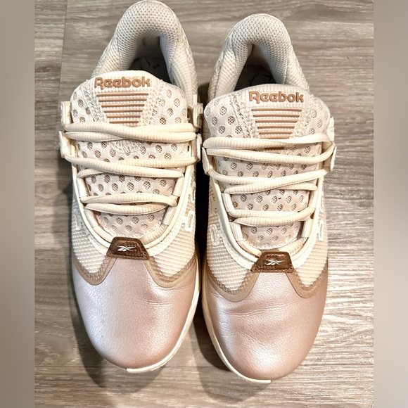 Reebok JJ IV Training Shoe “His & Her” in Chalk and Champagne- size 6 - Picture 2 of 7
